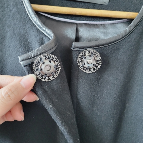 Elie Tahari Black Wool Blend Cape Coat - Picture 5 of 13